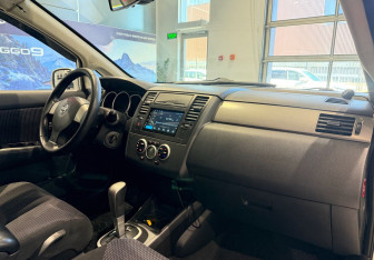 Подержанный автомобиль Nissan Tiida Hatchback 2010 года (10 фото)