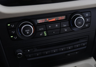 Подержанный автомобиль BMW X1 2009 года (17 фото)