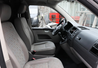 Подержанный автомобиль Volkswagen Transporter Van 2011 года (6 фото)