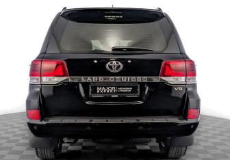 Подержанный автомобиль Toyota Land Cruiser Suv 2017 года (6 фото)