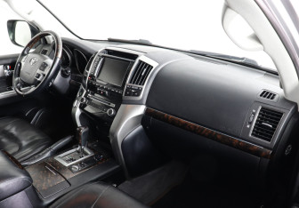 Подержанный автомобиль Toyota Land Cruiser Suv 2014 года (8 фото)