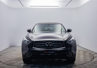 Подержанный автомобиль Infiniti QX70 2013 года (8 фото)