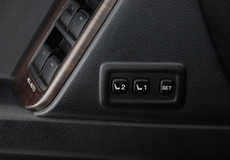 Подержанный автомобиль Toyota Land Cruiser Prado 2013 года (16 фото)