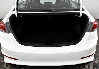 Подержанный автомобиль Hyundai Elantra Sedan 2016 года (12 фото)