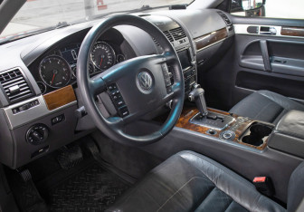 Подержанный автомобиль Volkswagen Touareg 2009 года (15 фото)