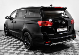 Подержанный автомобиль Kia Carnival 2019 года (7 фото)