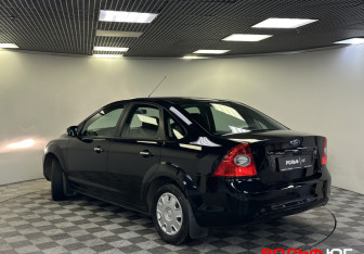 Подержанный автомобиль Ford Focus Sedan 2011 года (21 фото)