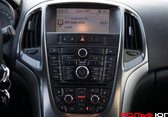 Подержанный автомобиль Opel Astra Hatchback 2011 года (14 фото)