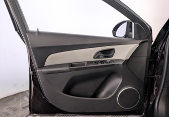 Подержанный автомобиль Chevrolet Cruze Hatchback 2015 года (19 фото)