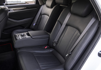 Подержанный автомобиль Genesis G80 2018 года (14 фото)