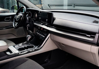 Подержанный автомобиль Kia Carnival 2021 года (7 фото)