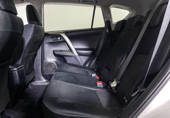 Подержанный автомобиль Toyota RAV4 2015 года (10 фото)