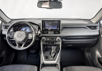 Подержанный автомобиль Toyota RAV4 2021 года (15 фото)
