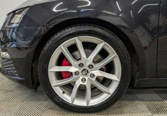 Подержанный автомобиль Skoda Octavia RS Wagon 2020 года (17 фото)