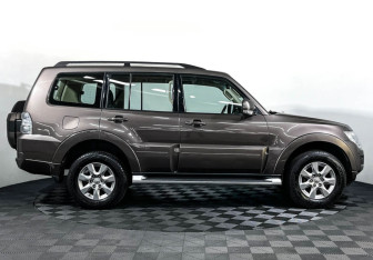 Подержанный автомобиль Mitsubishi Pajero 2015 года (4 фото)