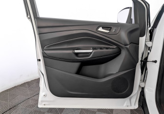 Подержанный автомобиль Ford Kuga 2017 года (19 фото)