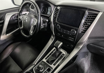 Подержанный автомобиль Mitsubishi Pajero Sport 2017 года (9 фото)