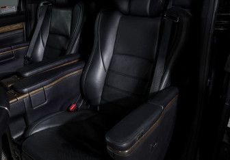 Подержанный автомобиль Toyota Alphard 2015 года (10 фото)