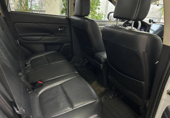 Подержанный автомобиль Mitsubishi Outlander 2013 года (17 фото)