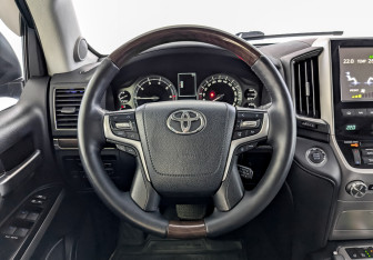 Подержанный автомобиль Toyota Land Cruiser Suv 2019 года (22 фото)