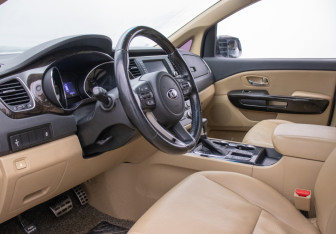 Подержанный автомобиль Kia Carnival 2018 года (8 фото)