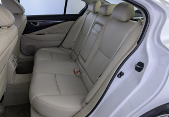 Подержанный автомобиль Infiniti Q50 2014 года (12 фото)