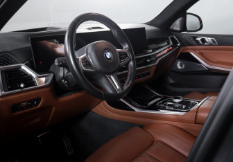 Подержанный автомобиль BMW X7 2022 года (14 фото)