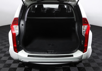 Подержанный автомобиль Mitsubishi Pajero Sport 2017 года (9 фото)