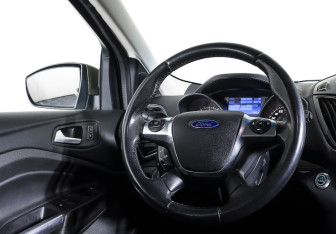 Подержанный автомобиль Ford Kuga 2013 года (16 фото)