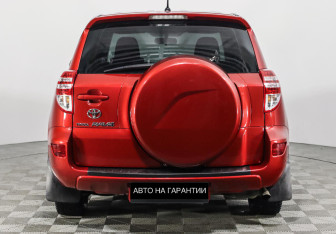 Подержанный автомобиль Toyota RAV4 2010 года (6 фото)