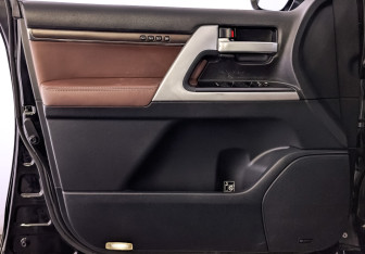 Подержанный автомобиль Toyota Land Cruiser Suv 2016 года (19 фото)