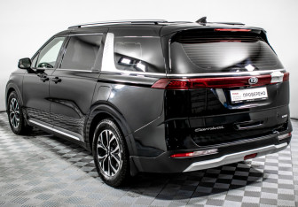 Подержанный автомобиль Kia Carnival 2021 года (7 фото)
