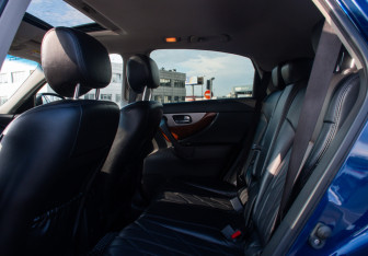Подержанный автомобиль Infiniti QX70 2016 года (12 фото)