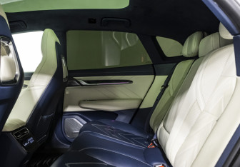 Подержанный автомобиль Zeekr 001 2023 года (14 фото)