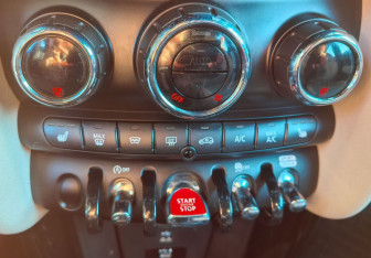 Подержанный автомобиль MINI Hatch 2021 года (15 фото)