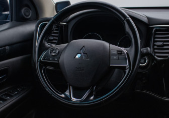 Подержанный автомобиль Mitsubishi Outlander 2021 года (15 фото)