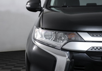 Подержанный автомобиль Mitsubishi Outlander 2018 года (27 фото)