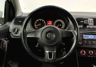 Подержанный автомобиль Volkswagen Polo Sedan 2012 года (12 фото)