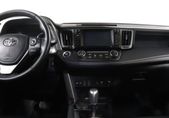 Подержанный автомобиль Toyota RAV4 2018 года (14 фото)