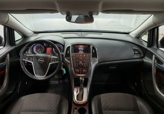 Подержанный автомобиль Opel Astra Hatchback 2011 года (13 фото)