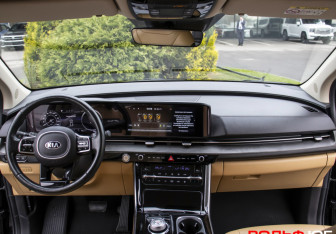 Подержанный автомобиль Kia Carnival 2021 года (12 фото)
