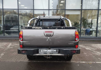 Подержанный автомобиль Mitsubishi L200 2011 года (7 фото)