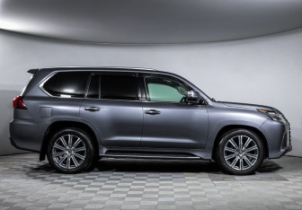 Подержанный автомобиль Lexus LX 2016 года (4 фото)