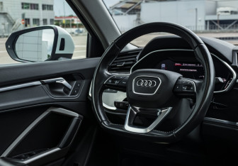 Подержанный автомобиль Audi Q3 2021 года (10 фото)