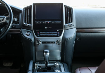 Подержанный автомобиль Toyota Land Cruiser Suv 2019 года (15 фото)