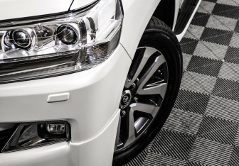 Подержанный автомобиль Toyota Land Cruiser Suv 2016 года (5 фото)