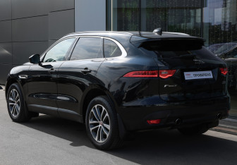 Подержанный автомобиль Jaguar F-Pace 2016 года (6 фото)