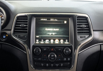 Подержанный автомобиль Jeep Grand Cherokee 2016 года (17 фото)