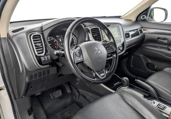 Подержанный автомобиль Mitsubishi Outlander 2018 года (16 фото)