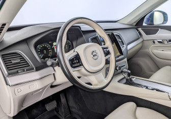 Подержанный автомобиль Volvo XC90 2020 года (16 фото)